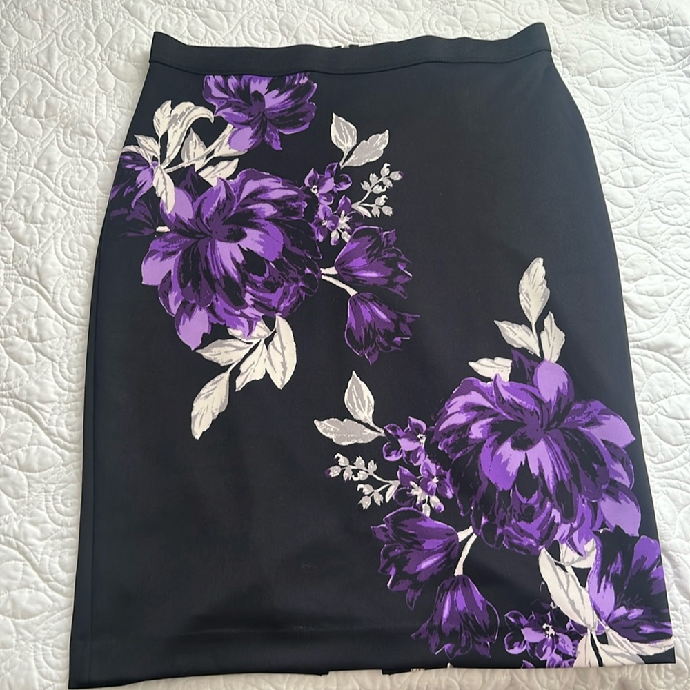 Women’s xl black with purple flower skirt